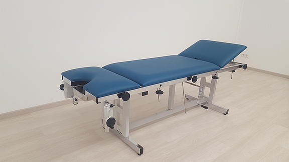 Combined multi-function examination table with height adjustment by hand crank