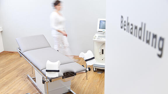 Multifunktionsliege im Behandlungszimmer beim Arzt