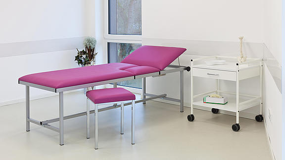 Chariot polyvalent et table d'appoint médicale d'AGA dans la salle de soins