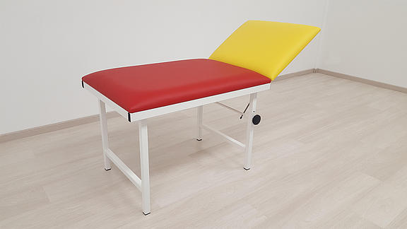 Chaise longue pour cabinet de pédiatrie avec rembourrage jaune et rouge